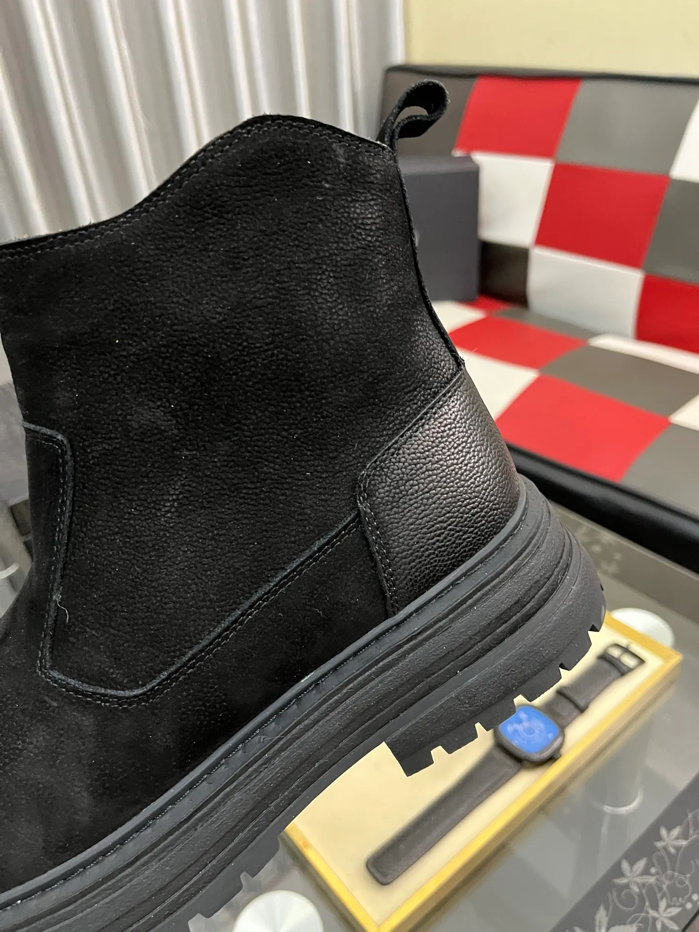 Ex-factory price: 680⌚️⌚️Thick wool imported from Australia Brand: UGG genuine purchasing agent Size: 39-44 (45 customized) Grade: Official website 1:1 Material: First layer of genuine leather waterproof and antifreeze upper Real wool lining Original non-slip and wear-resistant outsole Style category: Men's casual shoes Trendy style Comfortable on the feet Color: Official website color synchronization